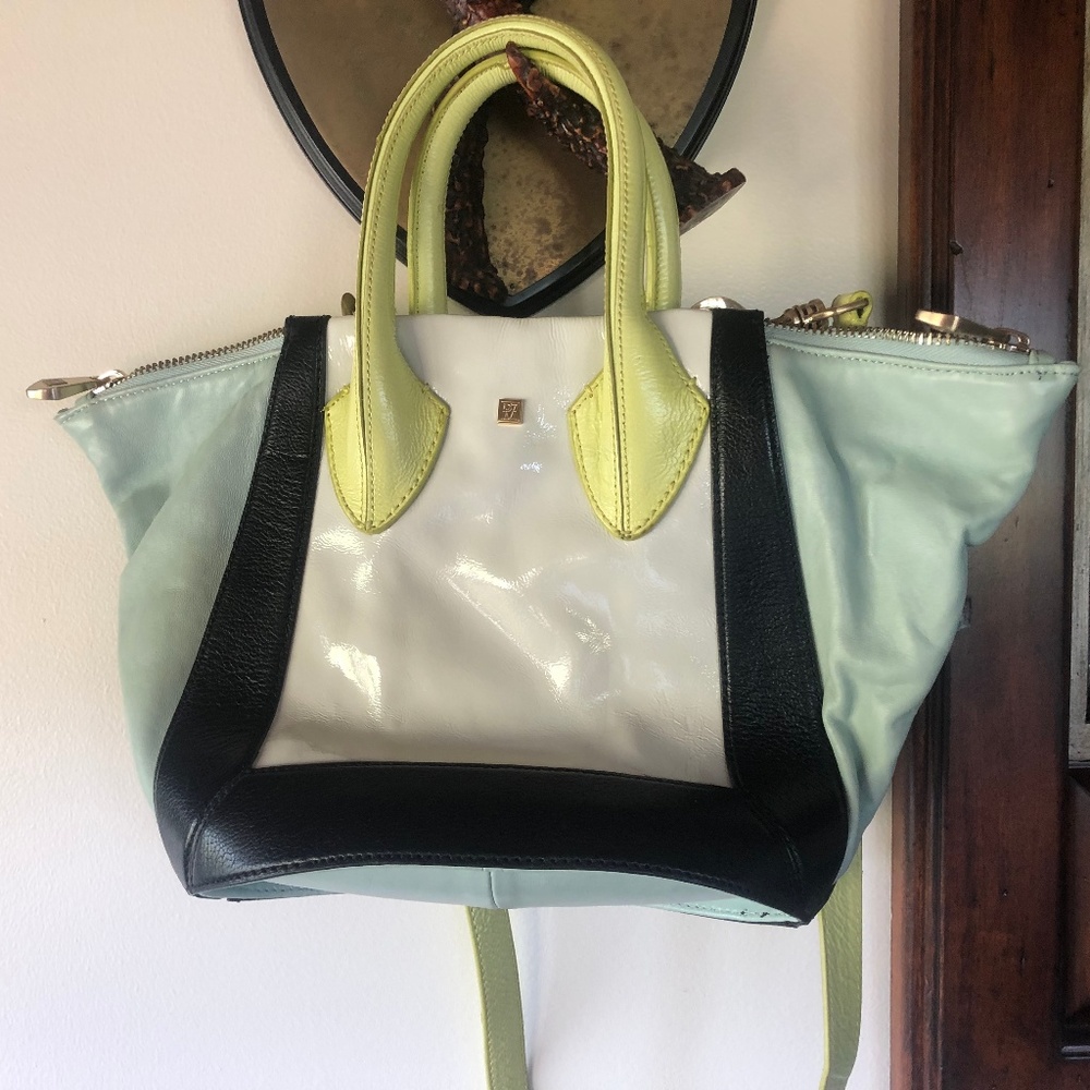 Pour la Victoire patent leather handbag
